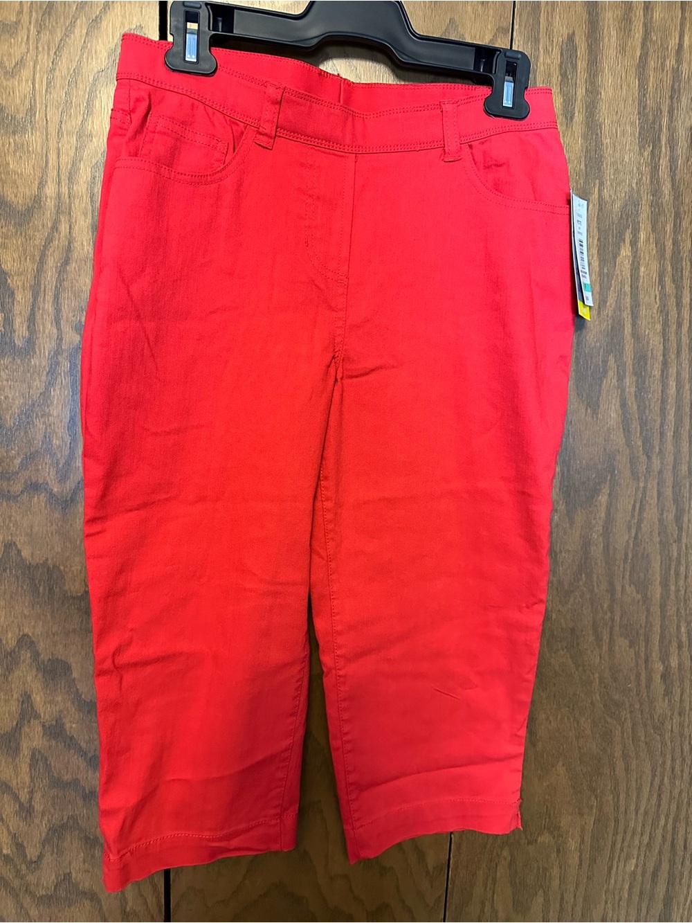 NWT WOMENS 8 PETITE CHERRY RED COMFORT SUPER STRETCH CAPRIS